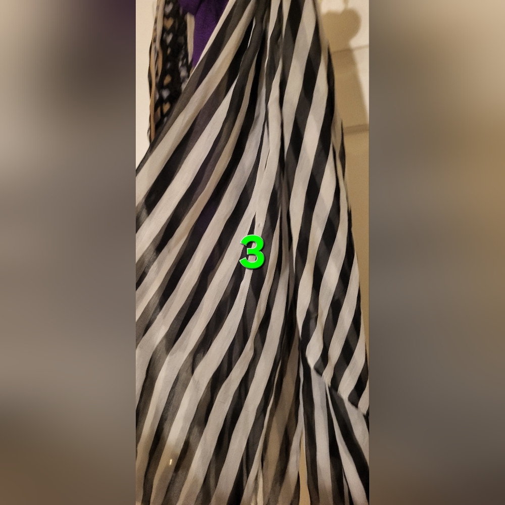 Chic scarf black and white striped